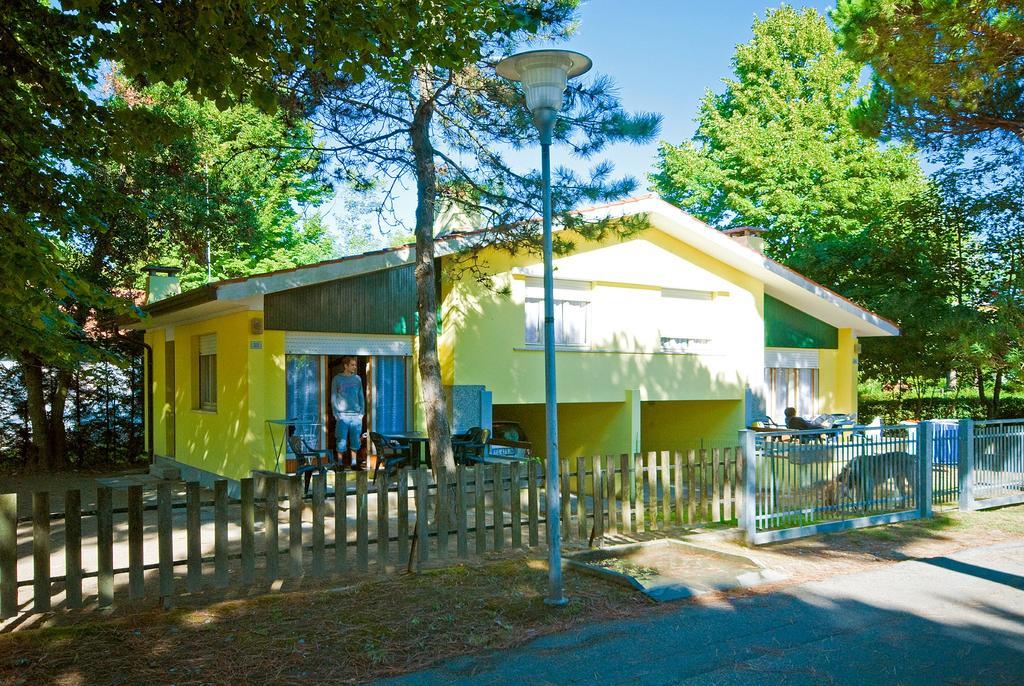 Fiori Villa Bibione Bagian luar foto